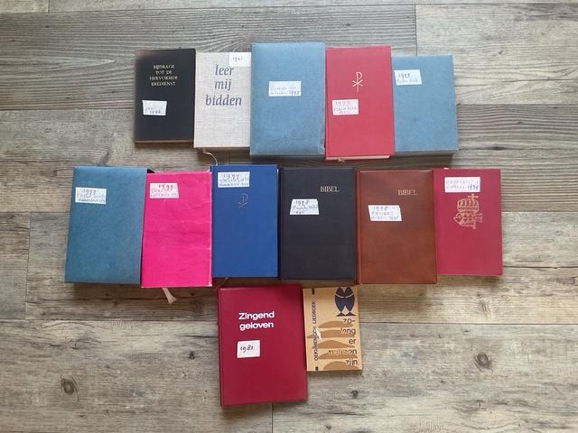 Verzameling Bijbels/zangbundel  er zijn 13., Ophalen of Verzenden, Gelezen, Artiest