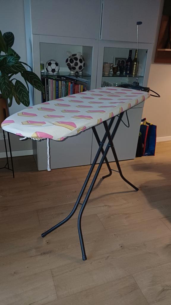 Strijkplank met vrolijke hoes., Witgoed en Apparatuur, Strijkijzers en Strijkplanken, Zo goed als nieuw, Ophalen