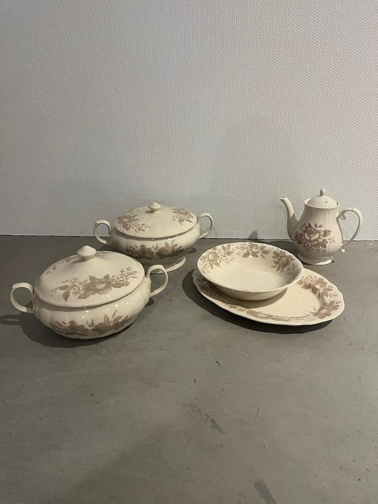Servies met bloemmotief - borden en kommen, Huis en Inrichting, Ophalen, Gebruikt, Keramiek, Overige stijlen