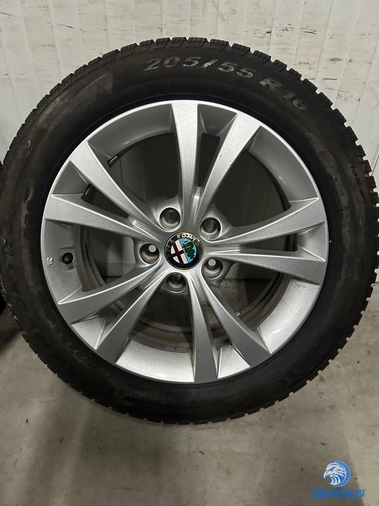 8mm! Originele Alfa Romeo Giulietta 16 inch velgen 5x110 win, Gebruikt, -, Banden en Velgen, -