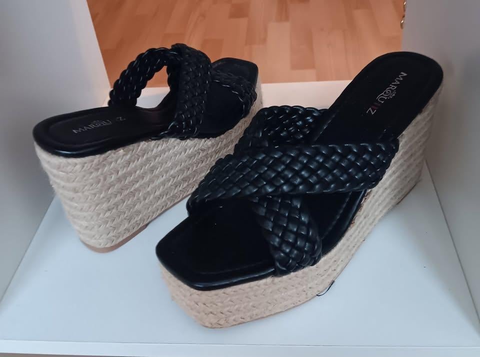 2x instappers met hoge sleehak nieuw, Kleding | Dames, Schoenen, Nieuw, Ophalen of Verzenden, Instappers, Zwart