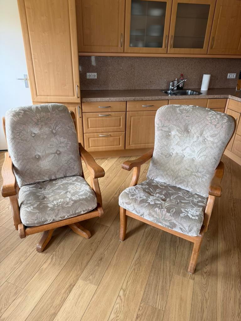 Stoelen met bloemenpatroon, Ophalen