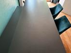 Donkergrijze eettafel met stevige poten en bankje, Ophalen, Overige materialen, Gebruikt, 200 cm of meer