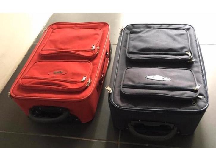 Rode koffer 48x32cm met twee wielen, Sieraden, Tassen en Uiterlijk, Koffers, Zo goed als nieuw, Zacht kunststof, Minder dan 50 cm