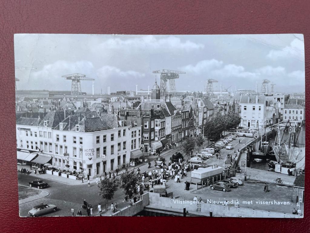 ansichtkaart van Vlissingen ; Nieuwendijk met vissershaven., Verzenden, 1960 tot 1980, Zeeland