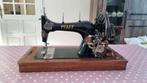 Oude PFAFF naaimachine met houten kap, Ophalen