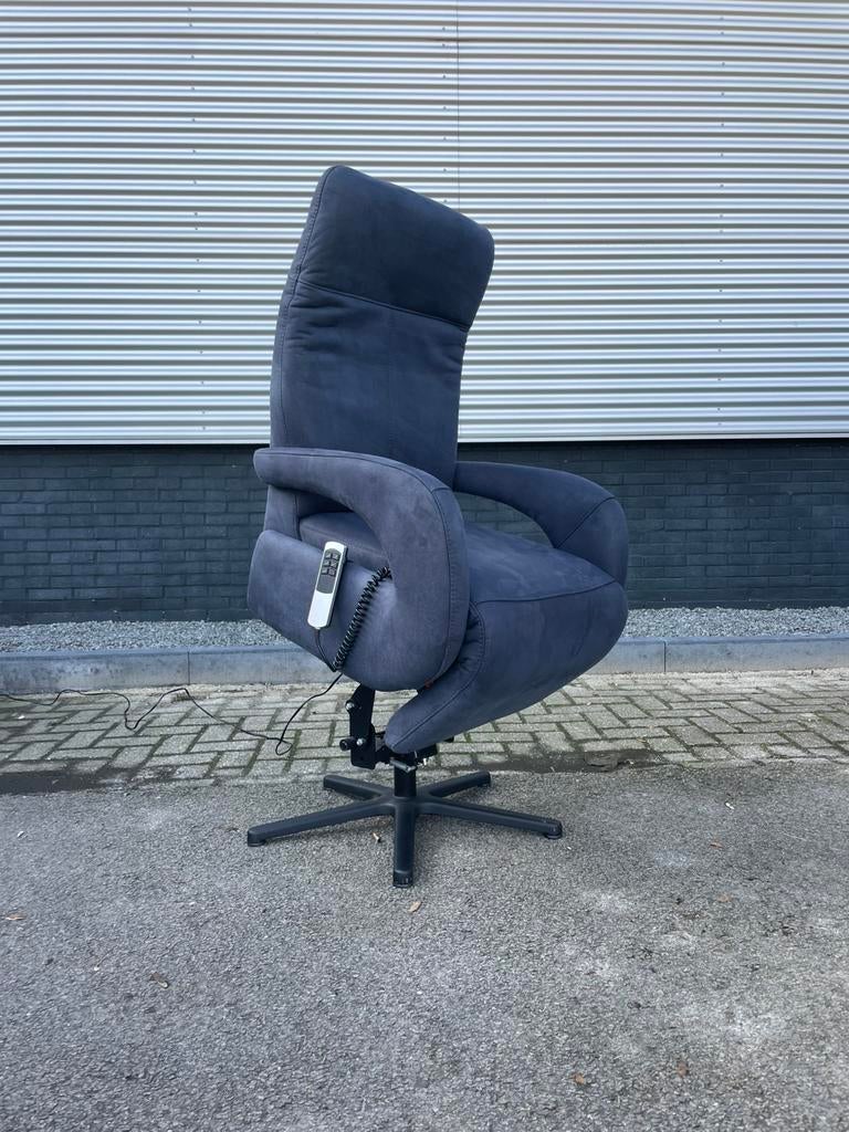 Nette blauwe elektrische sta op stoel / relax fauteuil, Huis en Inrichting, Fauteuils, Ophalen, Minder dan 75 cm, Zo goed als nieuw