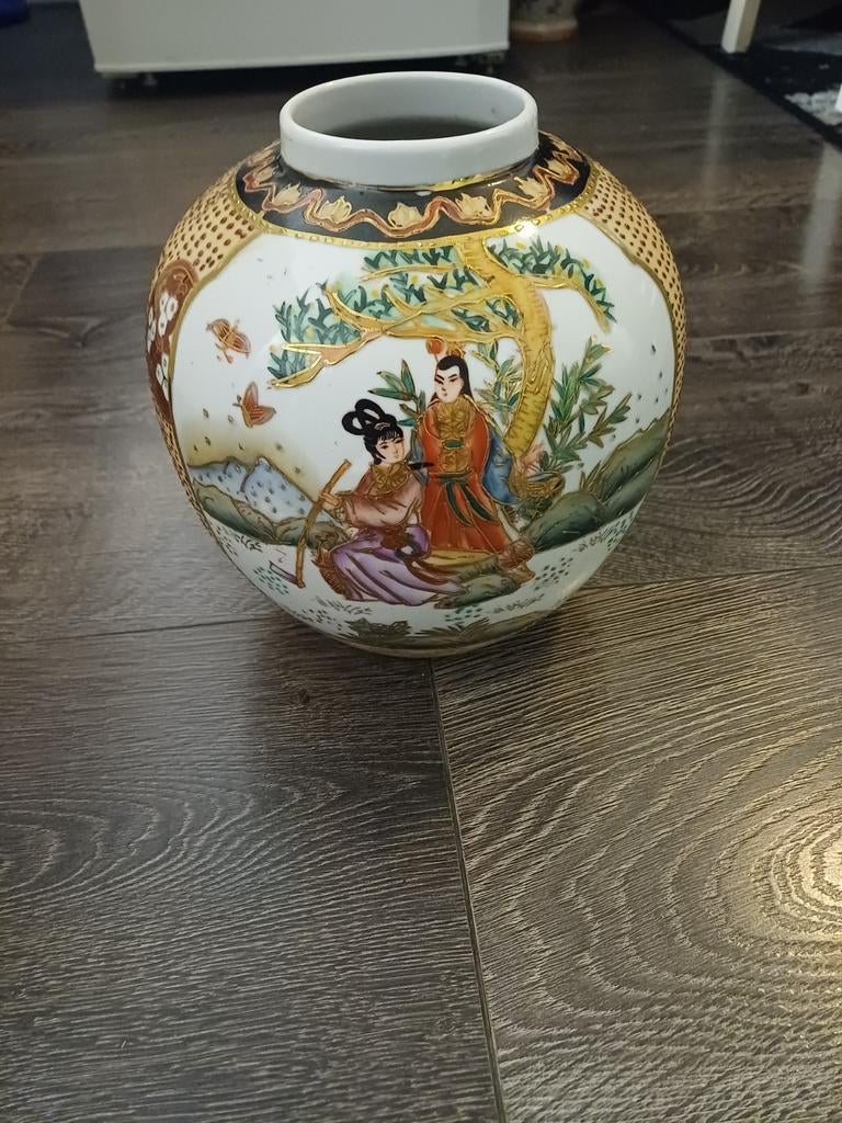 Oude Chinese vaas met figuren en goudkleurige details, Ophalen of Verzenden