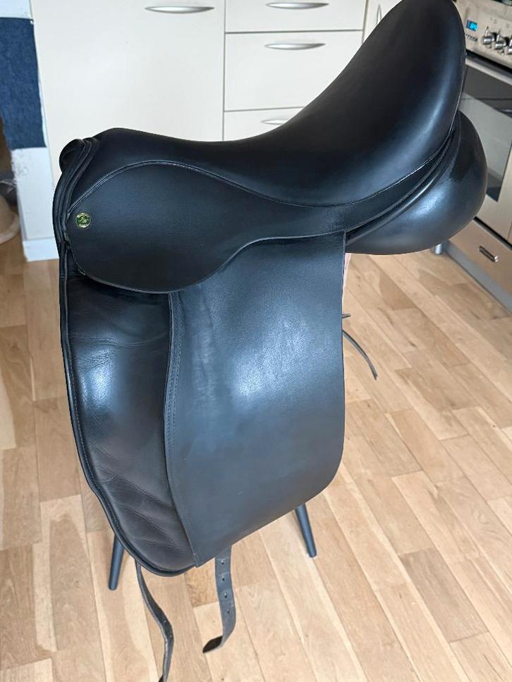 Hulsebos dressuuurzadel WB4 MW 18 inch, Dieren en Toebehoren, Paarden en Pony's | Zadels, Gebruikt, Dressuur, Ophalen of Verzenden