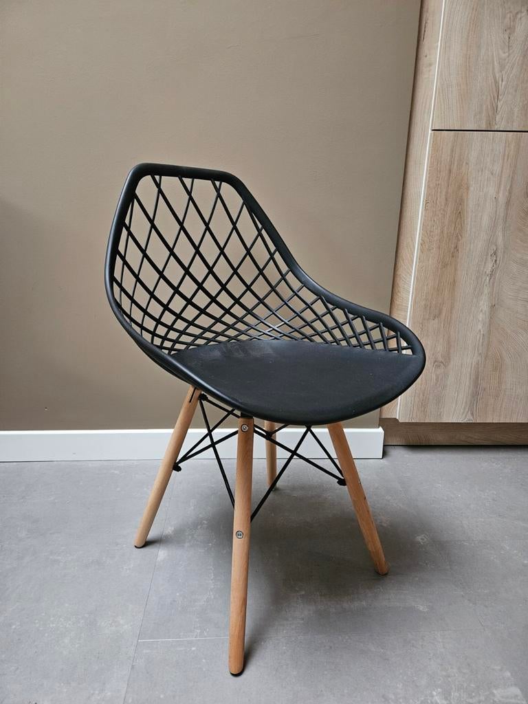 Nieuwe Zwarte Stoel met Houten Poten - Modern Design, Huis en Inrichting, Stoelen, Ophalen