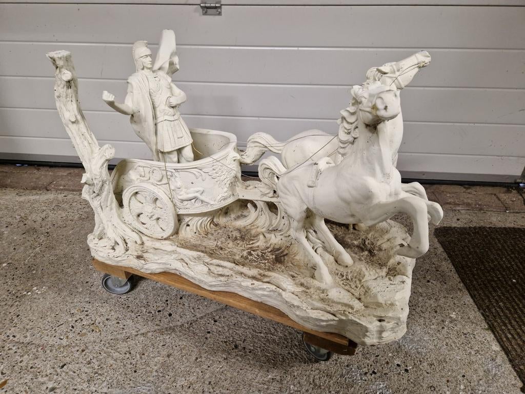 Mooie Romeinse strijdwagen tuindecoratie, Ophalen, Gebruikt