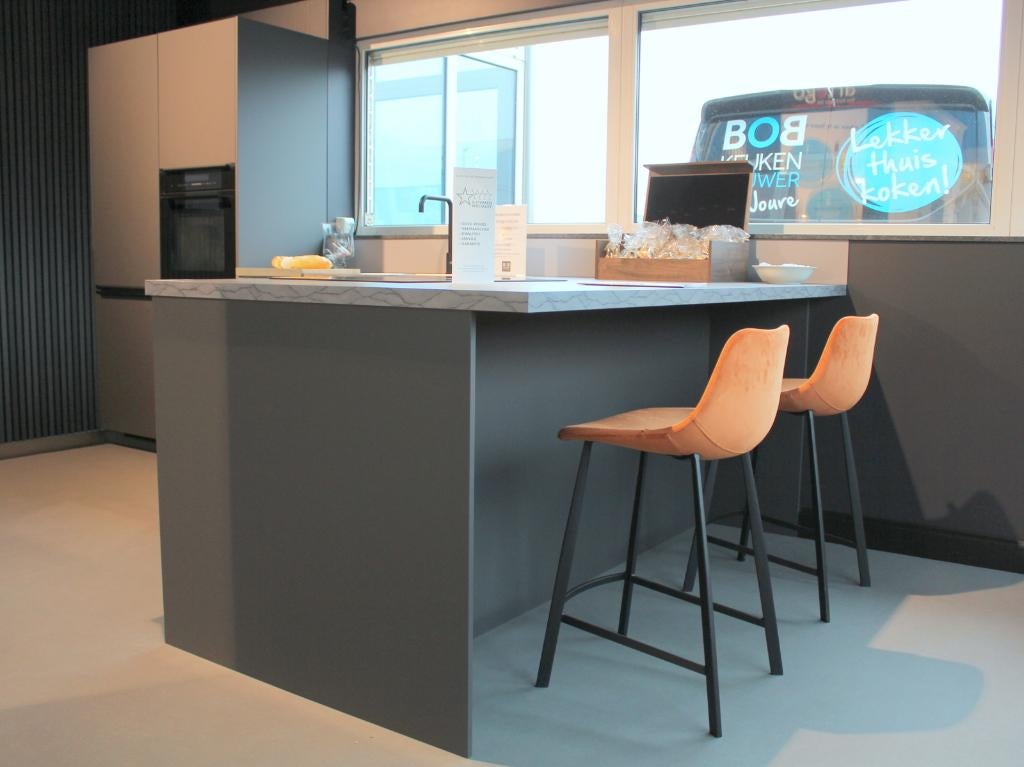 JO43 Moderne hoekkeuken met eiland en luxe afwerking, Ophalen, Zwart, Nobilia-Werke J. Stickling GmbH & Co. KG, Nieuw