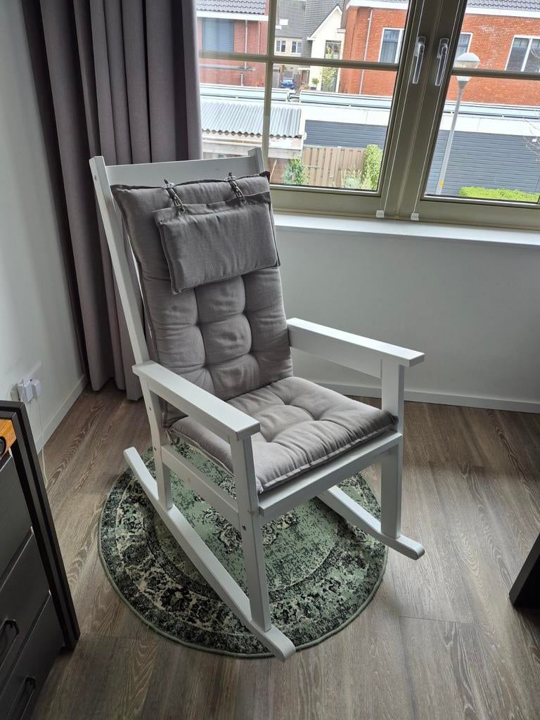 Witte schommelstoel met kussen, Huis en Inrichting, Stoelen, Ophalen, Gebruikt, Wit, Eén