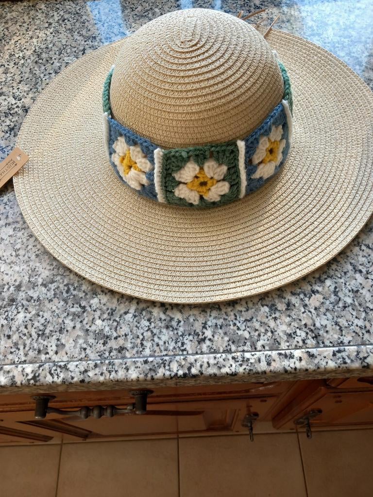 Strohoed  / zonnehoed met granny square lapjes, Kleding | Dames, Ophalen of Verzenden, Zo goed als nieuw, One size fits all