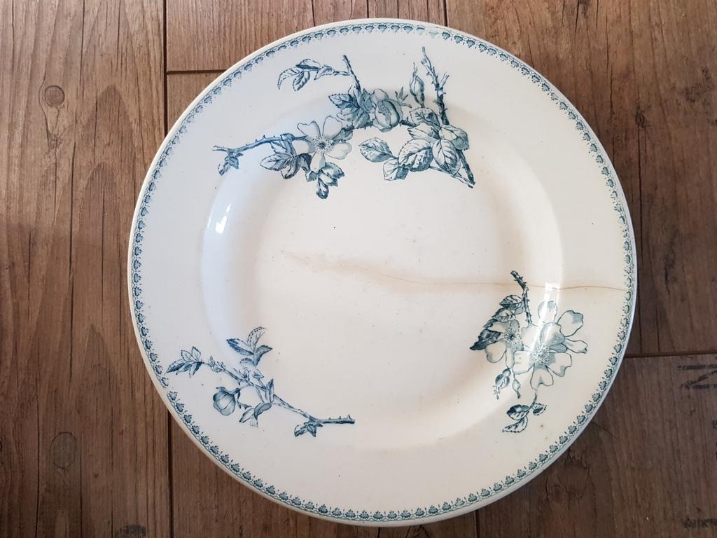 Antiek bord met bloemen gesigneerd., Ophalen of Verzenden