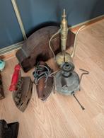 Diverse antieke spullen: strijkijzers, hoorn, waterkan, Antiek en Kunst, Ophalen