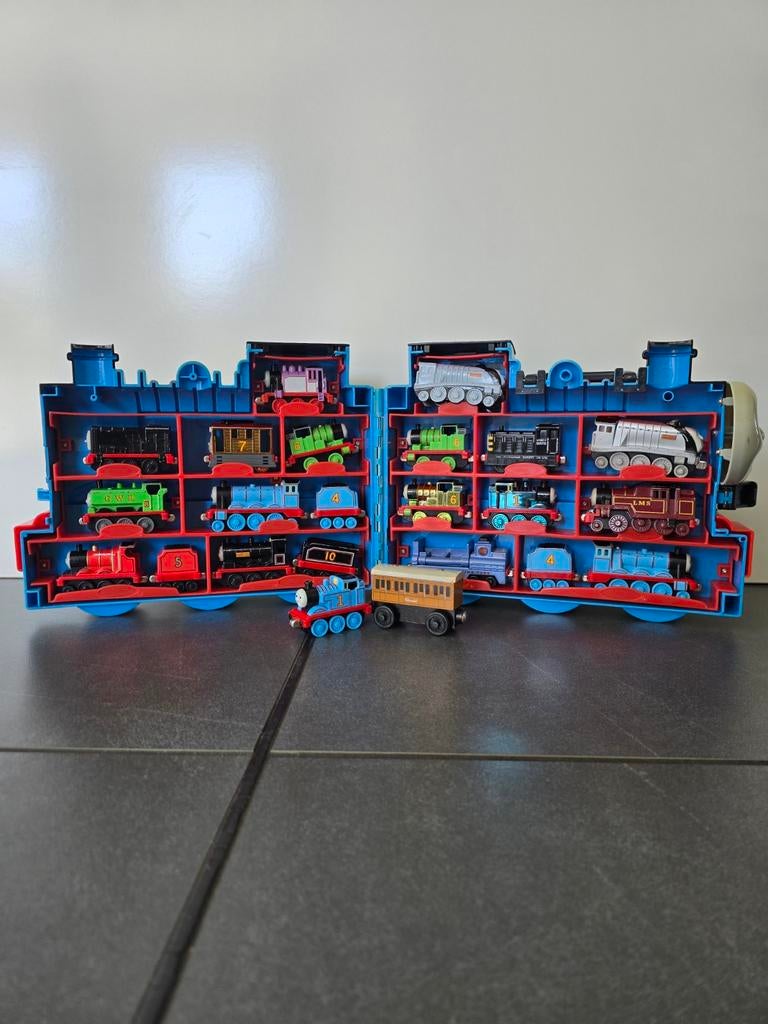Thomas de Trein, 22 metalen treinen en 1 hout in opbergbox, Ophalen of Verzenden