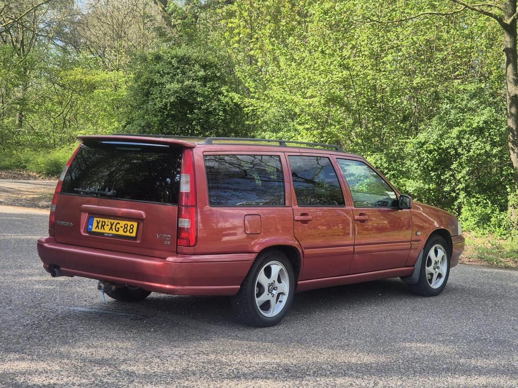 Volvo V70 2.5/144PK/Airco/CruiseCont/Leer/Stoelverw/Trekhaak, Auto's, Volvo, Gebruikt, 1434 kg, Stoelverwarming, 1600 kg