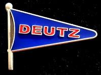 Deutz vlag speld- d.blauw met rood letters- replica -, Verzenden, Nieuw, Transport, Speldje of Pin