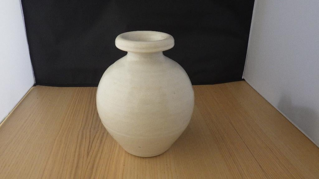 mooie witte retro bolle vaas, Huis en Inrichting, Gebruikt, Wit, Aardewerk of Porselein, Ophalen of Verzenden