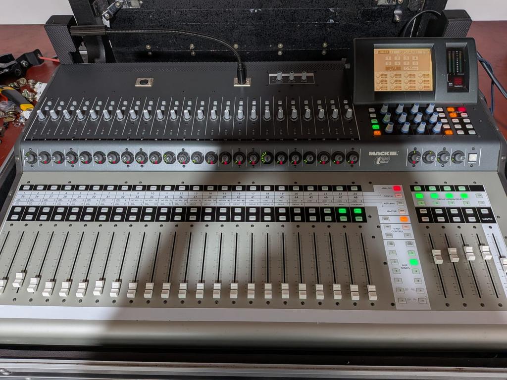 Mackie TT24 Digitale Mixer incl. Flightcase, Ophalen, Gebruikt, 20 kanalen of meer, Microfooningang