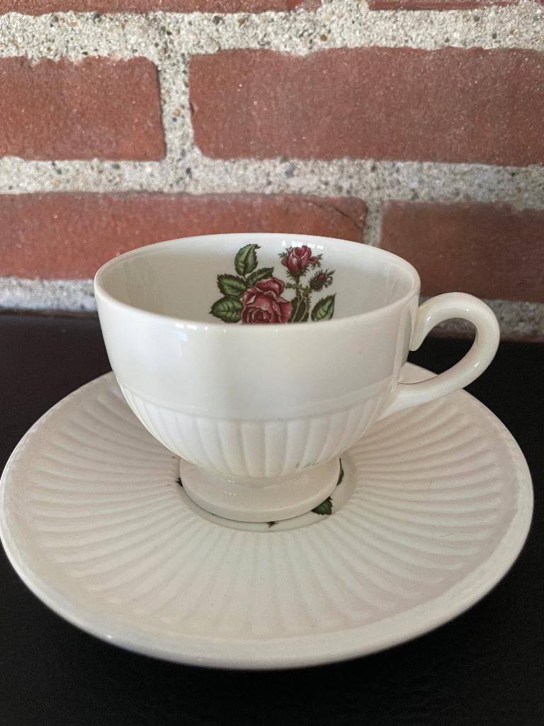 Wedgwood Moss Rose kop en schotel – Engels vintage servies, Ophalen of Verzenden, Zo goed als nieuw, Wedgwood, Kop(pen) en/of Schotel(s)