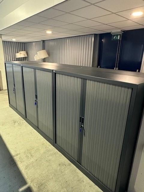 Roldeurkast 135cm Hoog. Zwart/antraciet, Ophalen, 100 tot 150 cm, 100 tot 150 cm, Zo goed als nieuw