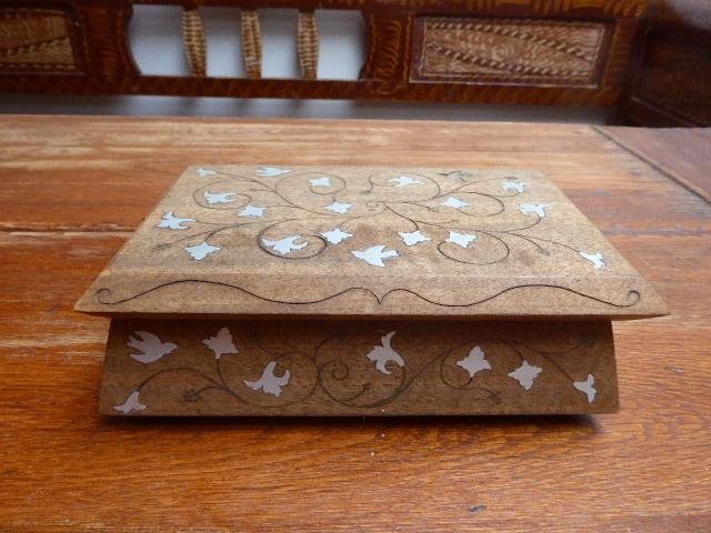 Mooie houten doos met ingelegde figuren, Ophalen of Verzenden