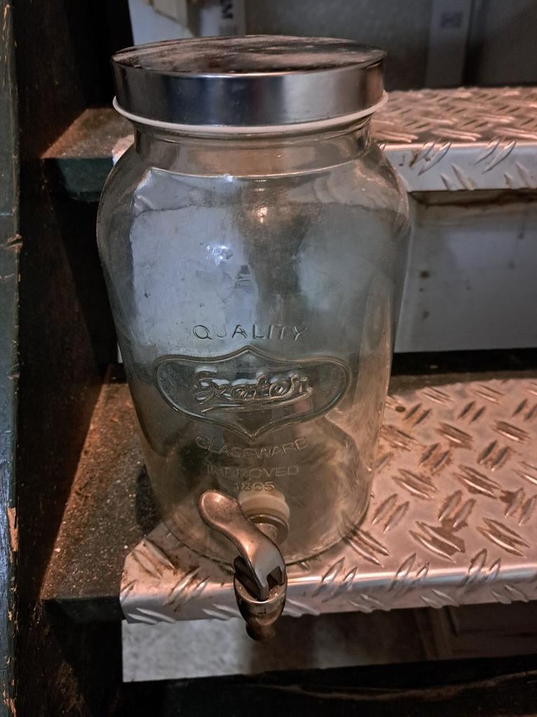 Glazen kan met tapkraantje, Ophalen