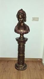 Vrouwenbuste op pilaar in bronskleur., Huis en Inrichting, Woonaccessoires | Zuilen en Pilaren, Ophalen, Gebruikt