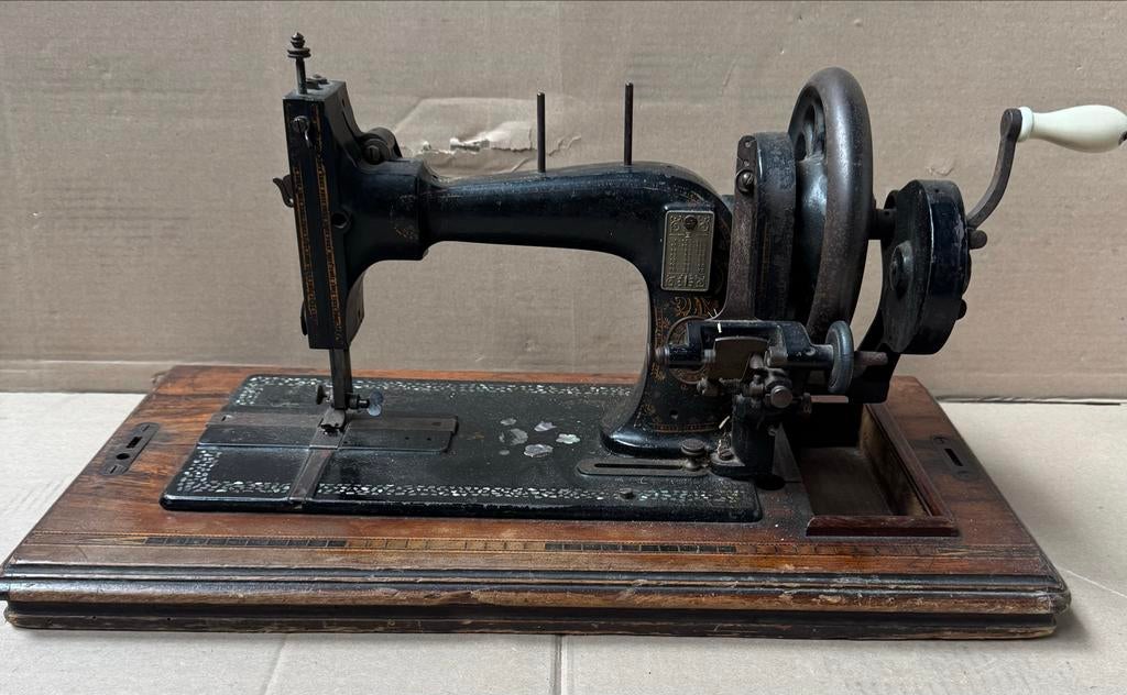 Antieke handnaaimachine met parelmoer inleg, Antiek en Kunst, Antiek | Naaimachines, Ophalen of Verzenden