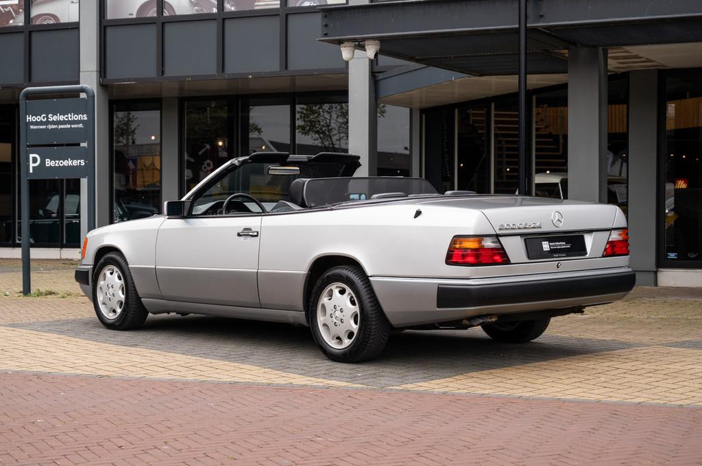 Mercedes-Benz E-Klasse 300 CE-24 Cabriolet (bj 1994), Auto's, Zwart, Cabriolet, 4 stoelen, Bedrijf