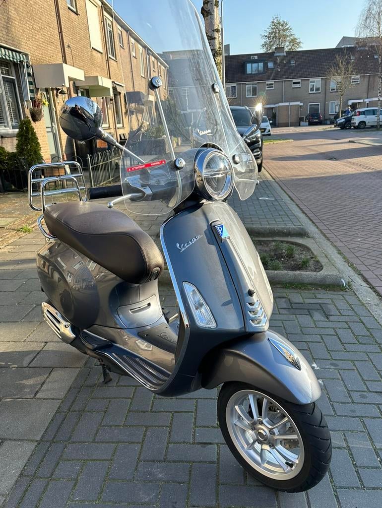 Vespa Primavera Touring 2023 Grijs | 1200 km | Als nieuw!, Fietsen en Brommers, Snorfietsen en Snorscooters, Ophalen, Zo goed als nieuw