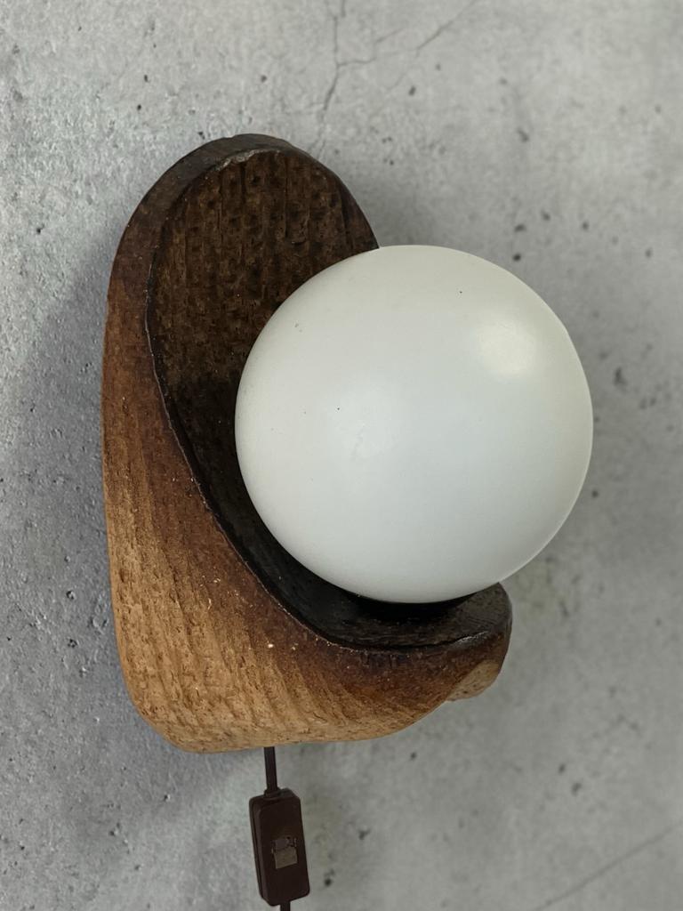 Brutalist Keramiek Wandlamp met Mat Witte Glazen Bol, Ophalen of Verzenden