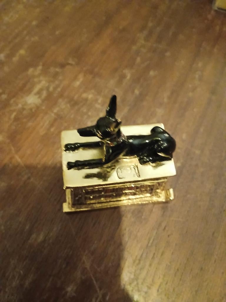 Egyptische Anubis beeldje op gouden kistje, Ophalen of Verzenden