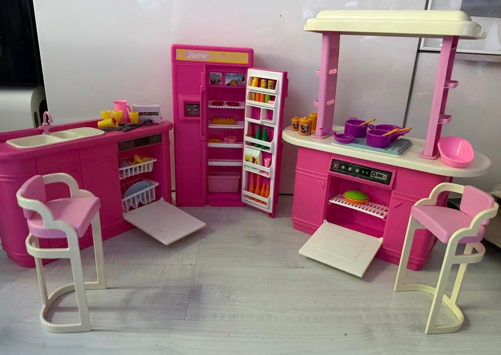 Barbie keuken set koelkast aanrecht kookplaat eiland, Ophalen of Verzenden, Gebruikt, Poppenhuis