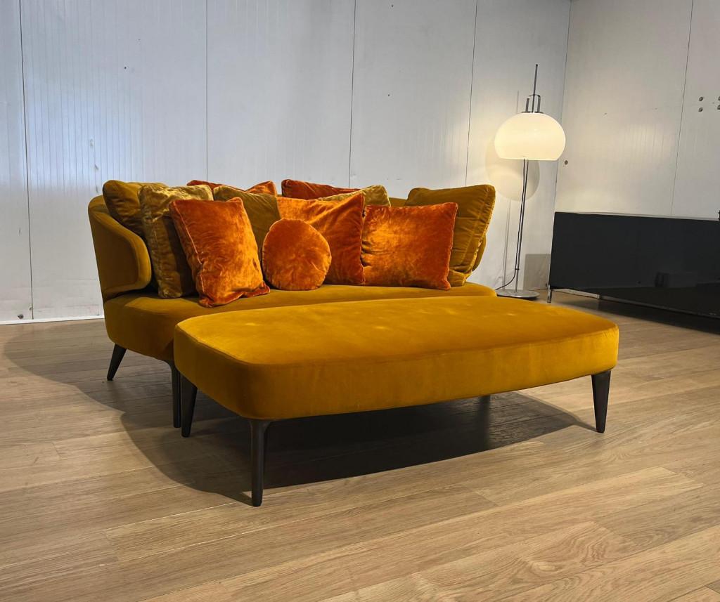 ZGAN Minotti Aston Bank + Hocker Fluweel Geel NP €11000, https://www.minotti.com/en, Minotti, 150 tot 200 cm, Driepersoons