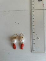 18k gouden oorbellen met bloedkoraal visjes, Ophalen of Verzenden, Met edelsteen, Goud, Hangers