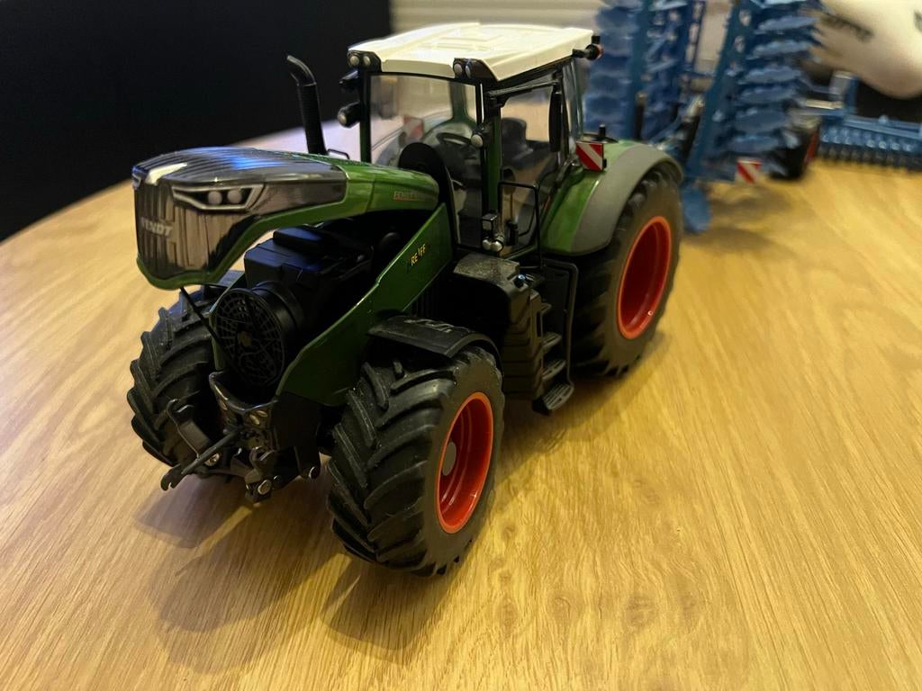 Wiking Fendt 1050 Vario + cultivator, 1:32 tot 1:50, Overige typen, Zo goed als nieuw, Ophalen