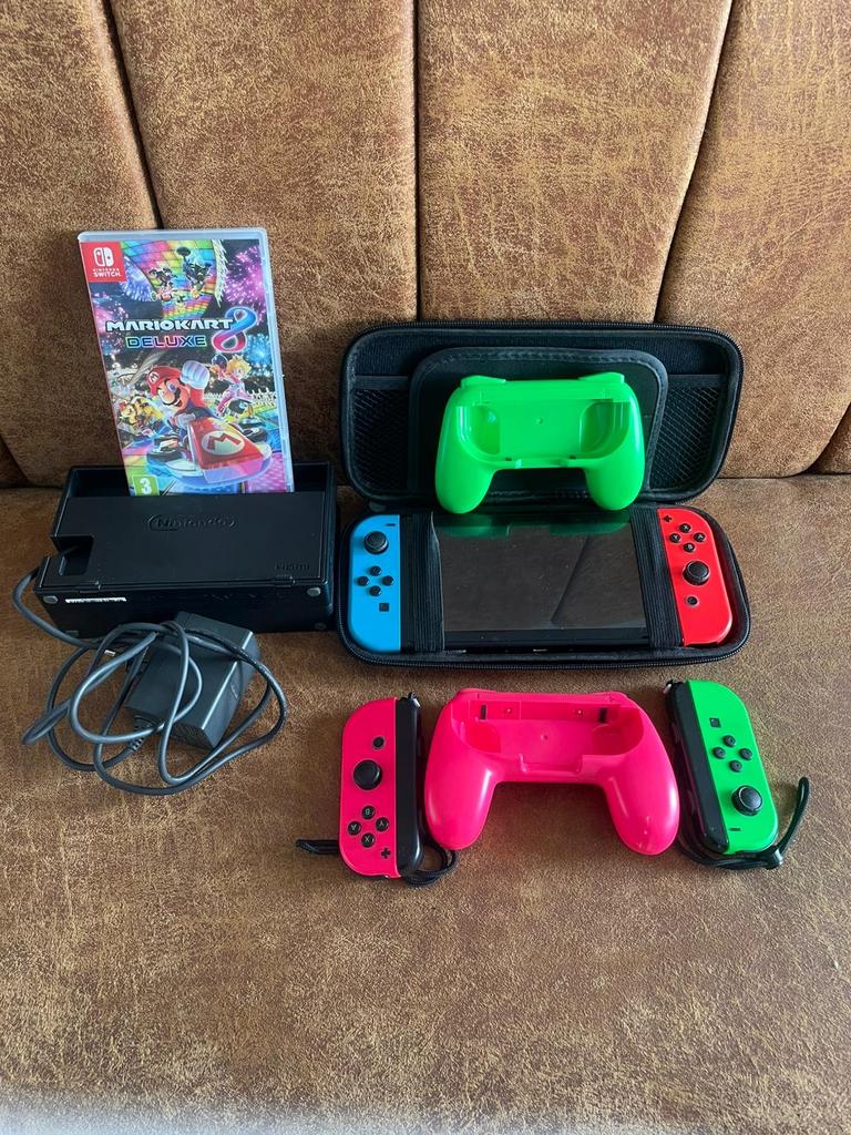 Nintendo Switch V1+Mario Kart 8 Deluxe+2extra controllers, Spelcomputers en Games, Gebruikt, Racen en Vliegen, Eén computer, Ophalen of Verzenden