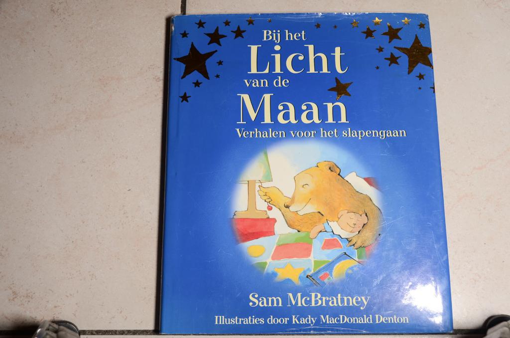 Bij het licht van de maan / Sam McBratney, Ophalen of Verzenden, Zo goed als nieuw, Fictie algemeen, Voorleesboek