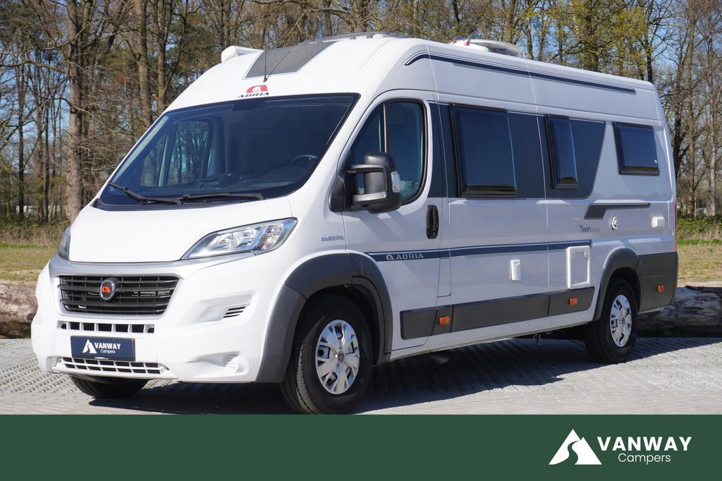 Adria TWIN 640 SL 130pk Cruise Control Trekhaak Standkachel, Caravans en Kamperen, Koelkast, 7 tot 8 meter, Bedrijf, Adria