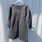Leuke grijze jurk met sticksel. Mt 92/98. Merk Petit Louie, Meisje, ., Ophalen of Verzenden, Zo goed als nieuw