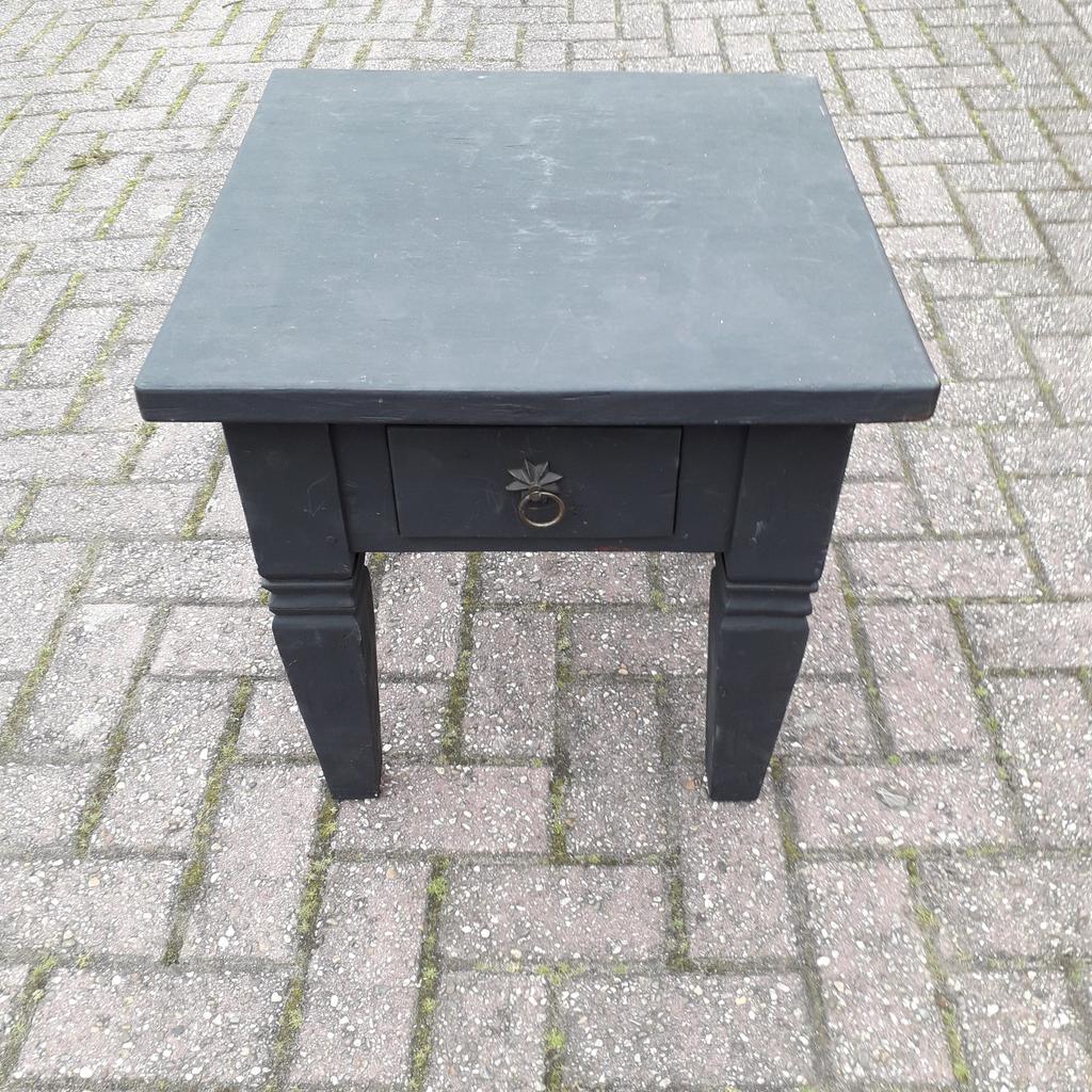 Zwart houten brocante bijzettafeltje met lade of nachtkastje, Huis en Inrichting, Ophalen, Rond, Minder dan 55 cm, 45 tot 60 cm