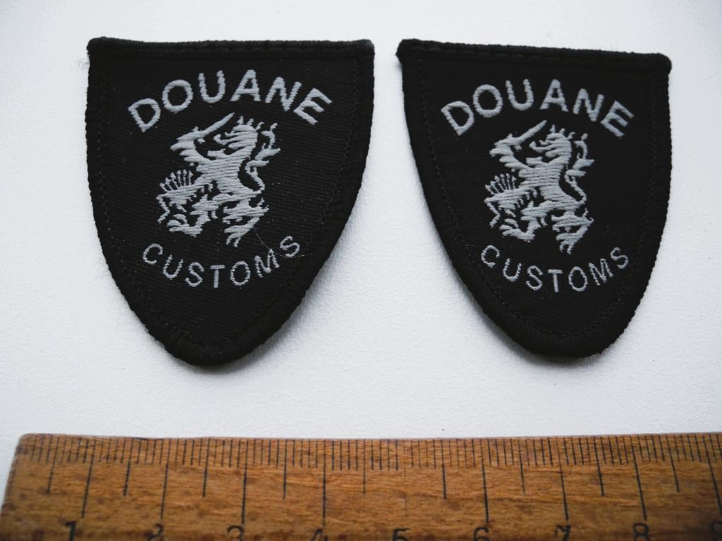 2 douane customs emblemen. Nieuw! 5 cm. hoog, Verzamelen, Ophalen of Verzenden, Overige soorten, Nederland, Overige typen