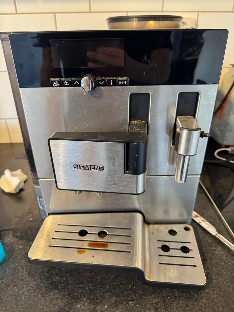 Siemens EQ.8 series 900 voor onderdelen, Witgoed en Apparatuur, Koffiezetapparaten, Stoompijpje, Koffiemachine, Niet werkend, Koffiebonen
