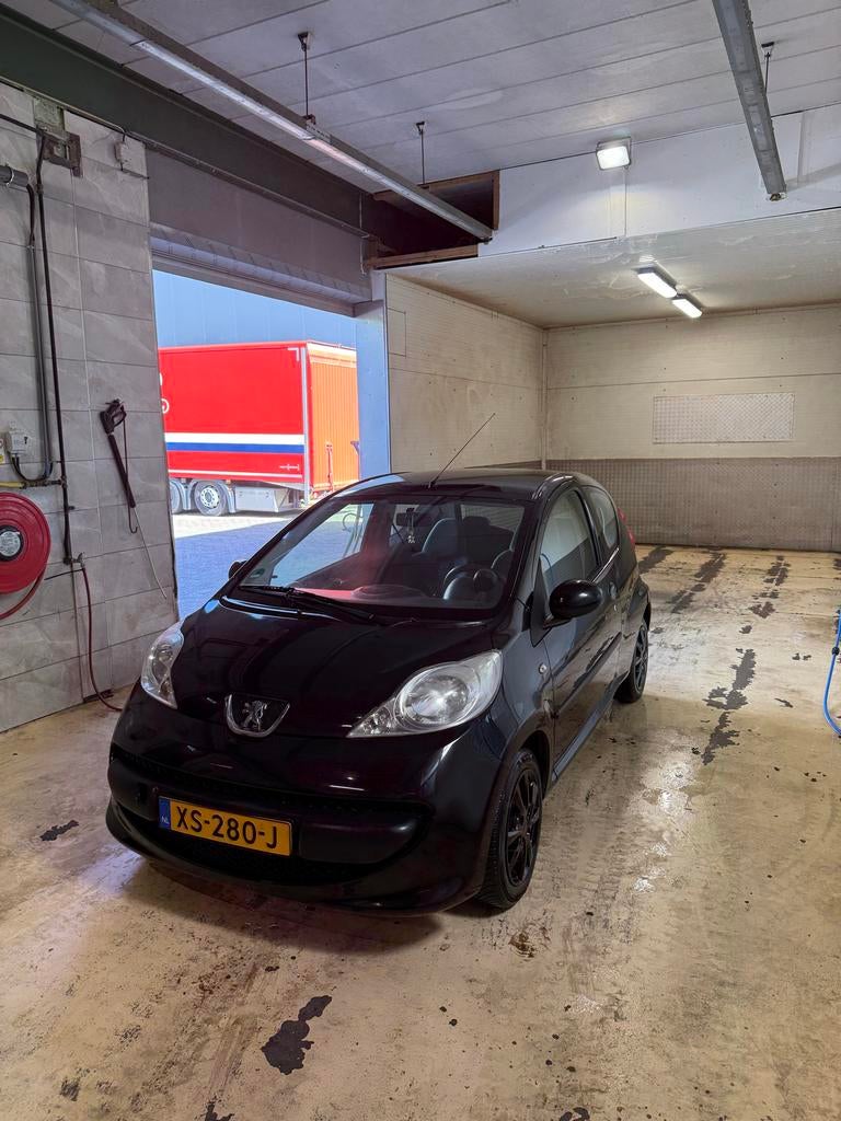Peugeot 107 1.0 12V 3DR 2006 Zwart, Auto's, Peugeot, Voorwielaandrijving, Stof, Zwart, 765 kg