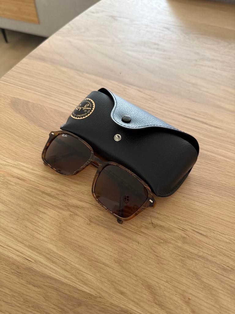 Stijlvolle Ray-Ban zonnebril met bruin montuur en hoesje, Zonnebril, Bruin, Ophalen of Verzenden, Zo goed als nieuw