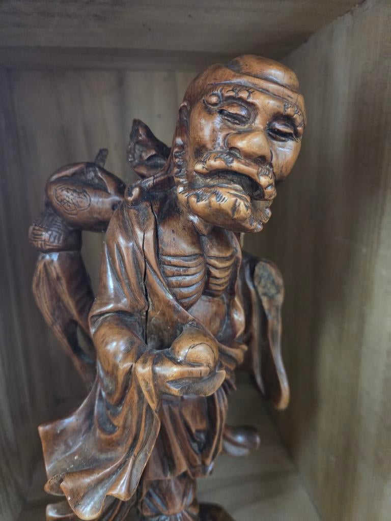 Handgesneden houten Chinees beeldje man., Houtsnijwerk, Ophalen of Verzenden, Handgemaakt, 20 - 50 cm