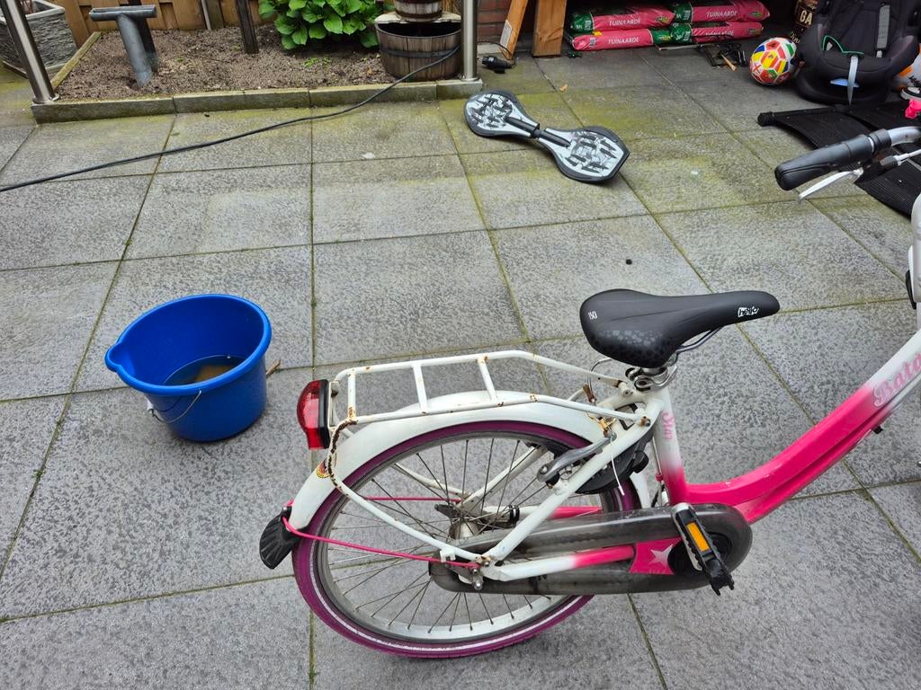 Meisjesfiets 22 inch - Roze/Wit met mandhouder, Fietsen en Brommers, Fietsen | Meisjes, Ophalen, 22 inch, Gebruikt, Batavus